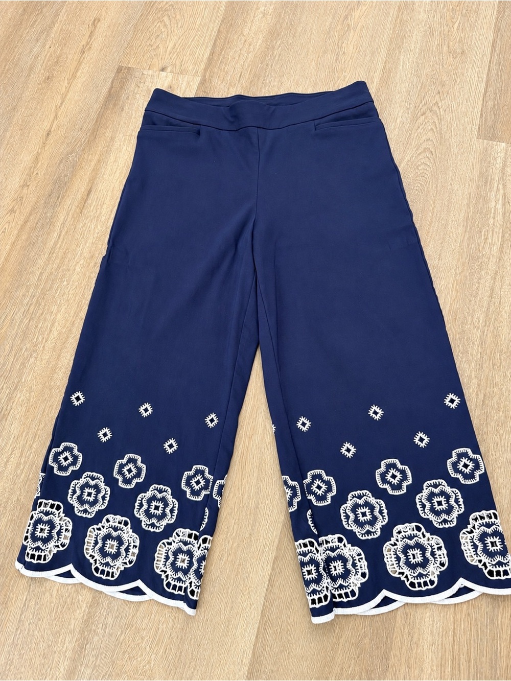 Chico’s Navy Blue Petite Cropped Wide Leg Pants Floral Embroidered Hem Size 12P